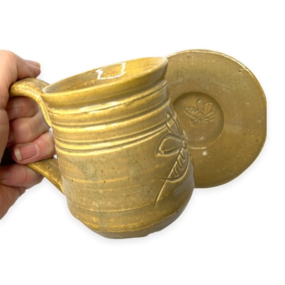 Hand Thrown Stoneware Glazed Pottery Mug and Saucer‎ Bee Carved Artist Signed - Picture 3 of 5